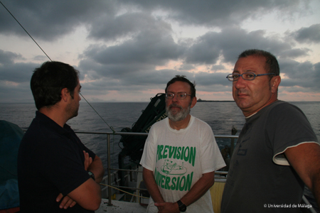 Los miembros de la expedición tienen que hacerse a la idea que el tiempo no nos acompaña. Foto: Agustín Barrajón.