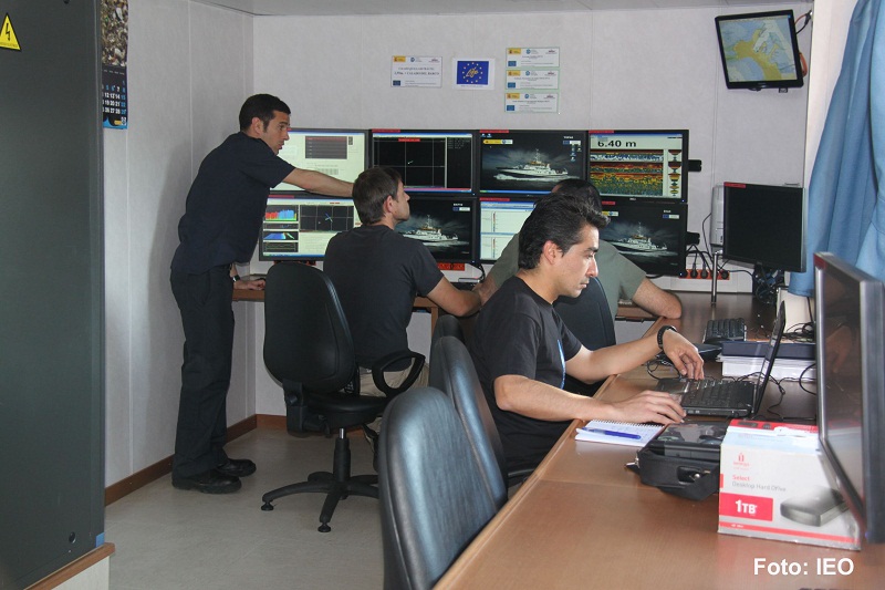 Laboratorio de acústica. Los expedicionarios preparan sus herramientas informáticas para realizar los levantamientos nocturnos con las sondas multihaz y paramétrica (topas) ©IEO