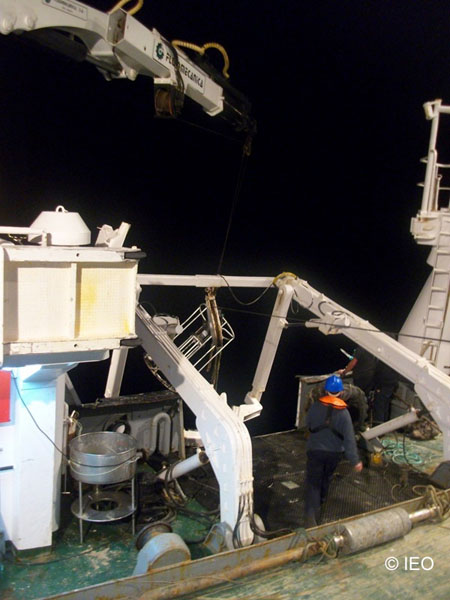 Momento delicado del enganche de la sonda CTD ©IEO