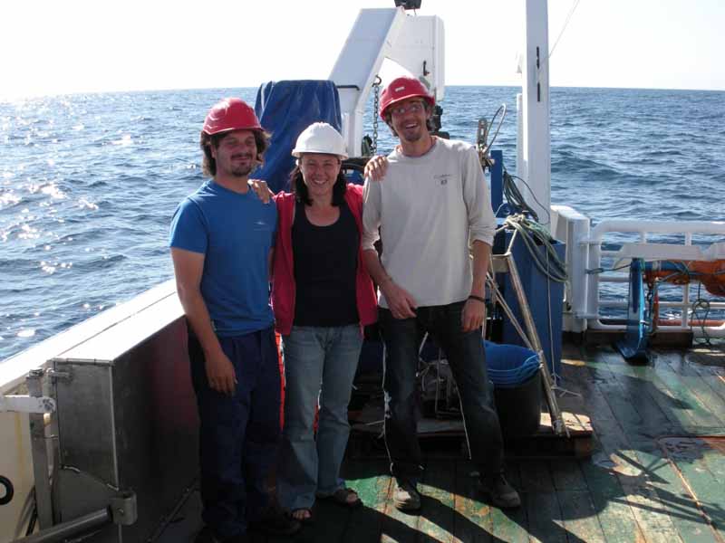 La Jefa de Campaña junto a Antonio Torres (Tragsatec) y Santiago Baluja (Marinero) en la popa del B/O Emma Bardán ©IEO