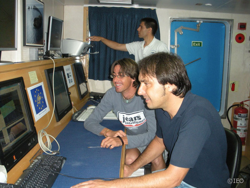 Miguel Angel Lleches, técnico de Simrad, junto a Antonio Torres y, al fondo, el Primer Oficial Manuel A. Piñeiro Barros ©IEO
