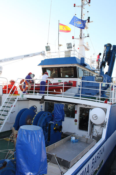 La tripulación del B/O Emma Bardán da los últimos retoques en cubierta previos a la maniobra de desatraque. El emblema del Proyecto LIFE ondea en el palo mayor del buque ©IEO