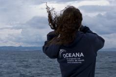 Silvia Garcia de espaldas con mala mar ©OCEANA / Gorka Leclercq