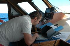 Jefe de Campaña haciendo el seguimiento de la maniobra de pesca / The campaign coordinator controlling the fishing maneuver ©Sebastián Jiménez Navarro/IEO/INFUECO 1009