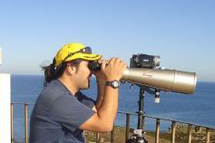 Realizando avistamientos desde el faro de la isla / Undertaking whale watching from the ligthouse of the Isla de Alborán ©ALNITAK