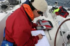 Un miembro de CEMMA tomando datos durante la campaña ©CEMMA