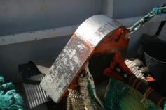 En la imagen se puede apreciar como la “suela” del patín del bou de vara queda pulida y brillante por el roce con el cascajo. Foto: Marta Pola