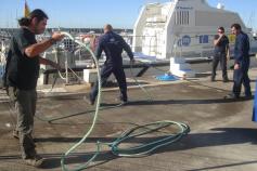 Un miembro de Alnitak y el equipo de Reservas Marinas preparando diferente material para la campaña / Alnitak staff and the Marine Reserves team preparing material for the campaign ©Alnitak