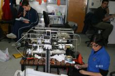 Laura ayudando a la revisión de la sonda CTD ©IEO