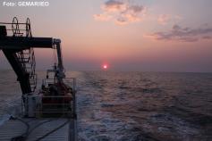 El sol poniéndose mientras el B/O Ramón Margalef continúa trabajando en los levantamientos batimétricos durante la noche ©GEMAR/IEO