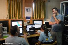 El Jefe de Campaña, Luis Miguel Fernández Salas, comenta con los especialistas del Instituto Hidrográfico de la Marina (Cádiz), la TN Carmen Marina Goicoechea Margalef y el Sgto. Francisco Javier Monroy López, algunos detalles de los datos adquiridos por 