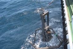 Box corer en el momento de ser izada a bordo por la banda de estribor ©GEMAR/IEO
