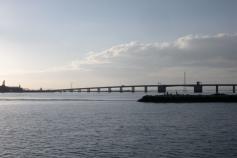 La salida del sol por Puerto Real ya conocida por todos nosotros. A un lado, el puente Carranza, al otro, la canal de navegación del interior de la bahía. La salida matinal regala paisajes marineros muy hermosos ©IEO
