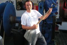 Curro López celebra a su manera el extraordinario manjar con el que celebramos la fiesta dominical a bordo. Día de trabajo pero, también, día de compensaciones culinarias y científicas ©IEO