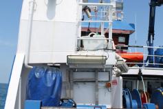 Popa del buque con la maquinilla de arrastre en primer plano. Este torno es el que se trabaja con la draga de arrastre bentónica ©IEO