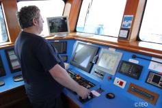 El Capitán, José García Caballero, al frente de los mandos del puente de maniobra de popa ©IEO