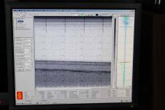 Captura de pantalla del sistema TOPAS en el que se observan los diferentes niveles sísmicos de reflectividad variable. Cada línea horizontal representa un depósito sedimentario o rocoso ©IEO