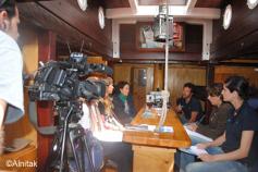 Ricardo Sgarminaga, presidente de Alnitak, explicando a los diferentes periodistas los objetivos científicos de las Expediciones Mediterráneo 2012, centrados en el proyecto LIFE+ INDEMARES ©Alnitak