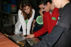 Alumnos de diferentes colegios prueban a manejar un ROV / Students from different schools trying to operate a ROV ©Fundación Biodiversidad
